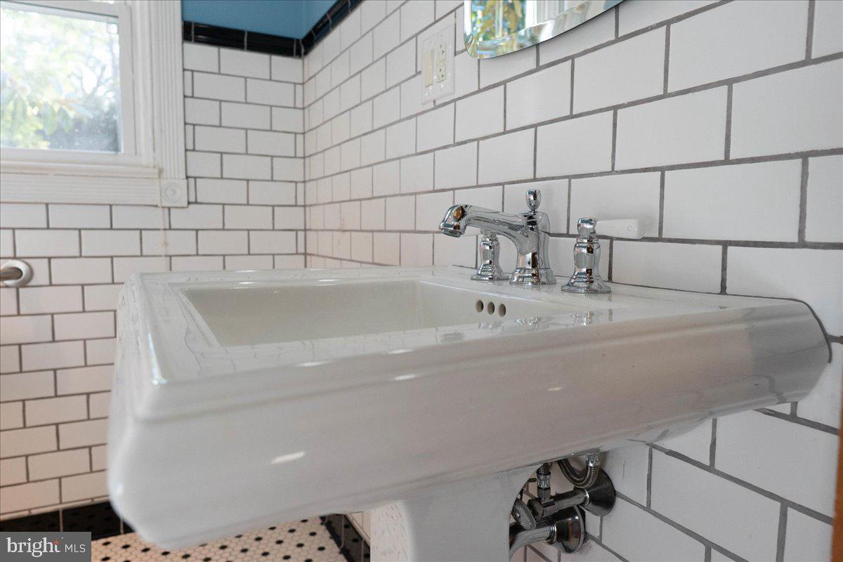 121 Midway Road Phoenixville, PA 19460 - Photo 25 of 55 Full hall bath