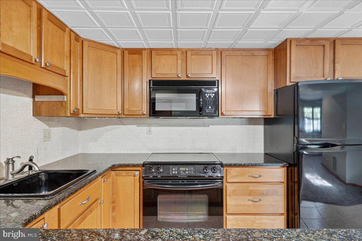 121 Midway Road Phoenixville, PA 19460 - Photo 30 of 55 In-law suite full kitchen