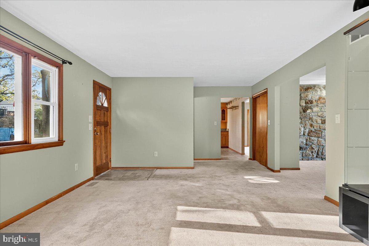 121 Midway Road Phoenixville, PA 19460 - Photo 6 of 55 Living room
