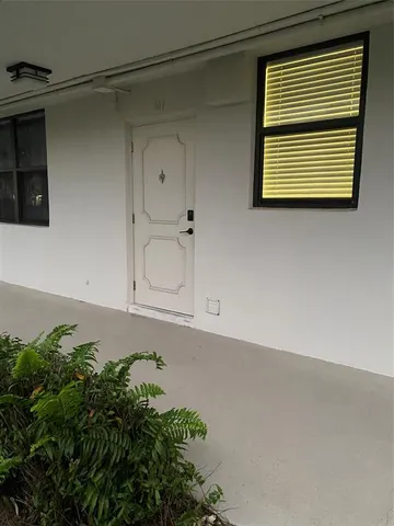 a view of empty room with window