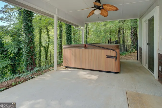 a view of a entryway with washer and dryer