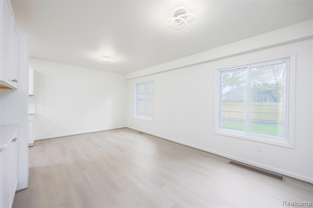 20505 Ridgemont Road Harper Woods, MI 48225 - Photo 11 of 48
