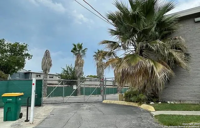 a view of a backyard