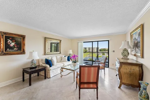 $215,000 | 7076 Huntington Lane, Unit 502, Delray Beach, FL 33446