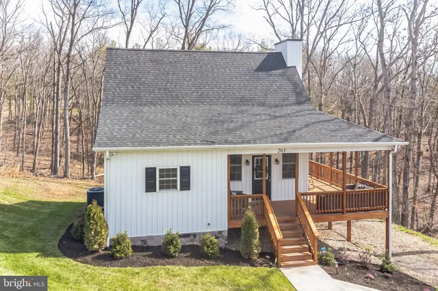 a view of a house with backyard