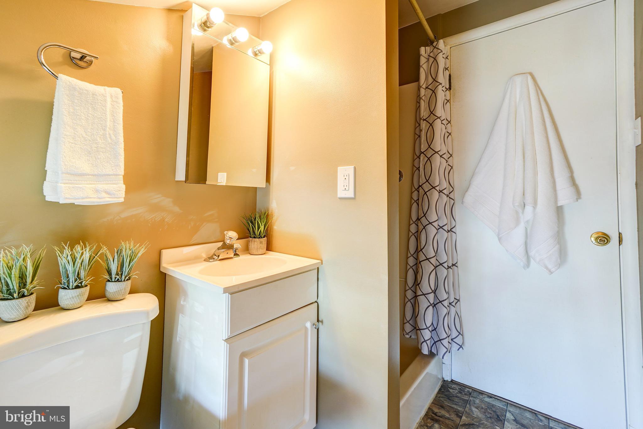 400 Mercer Road Rockville, MD 20852 - Photo 35 of 51 Upstairs Bathroom