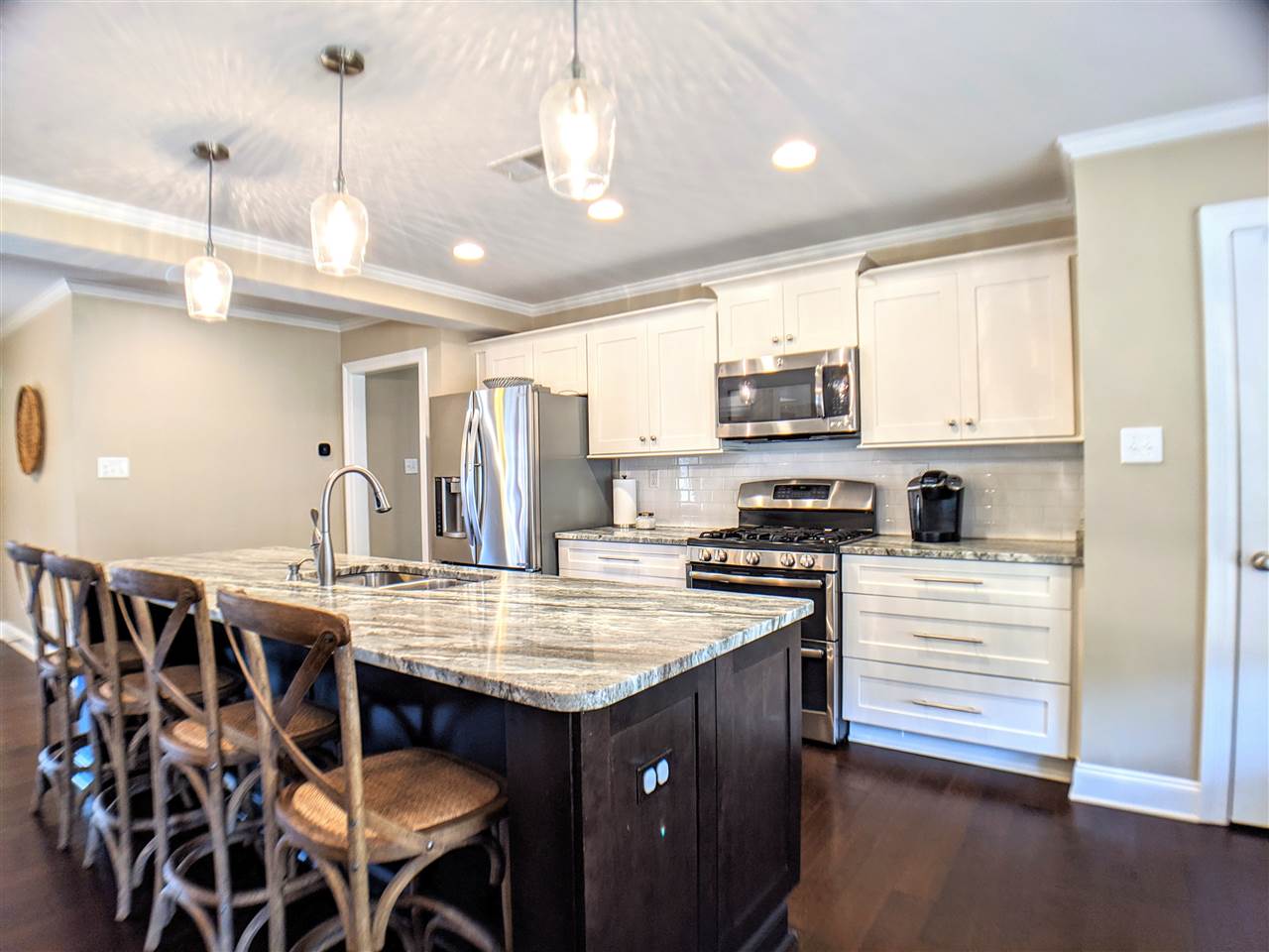 4444 Princeton Road Memphis, TN 38117 - Photo 10 of 25 Large eat-in kitchen with quartz island and subway tile