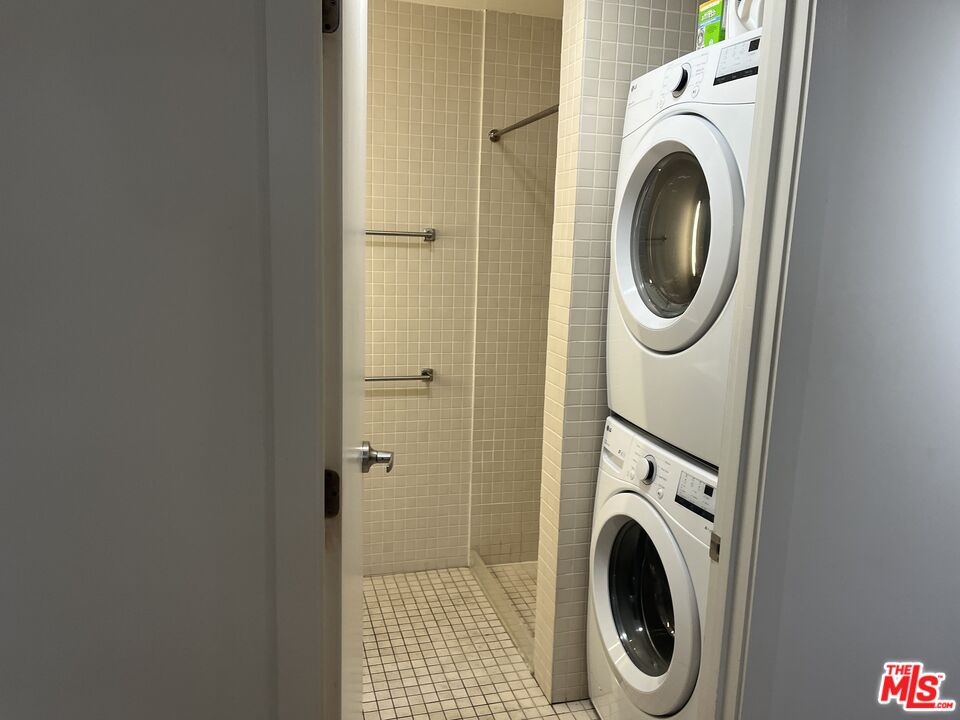 320 Indiana Avenue, Unit A Venice, CA 90291 - Photo 11 of 24 a utility room with dryer and washer