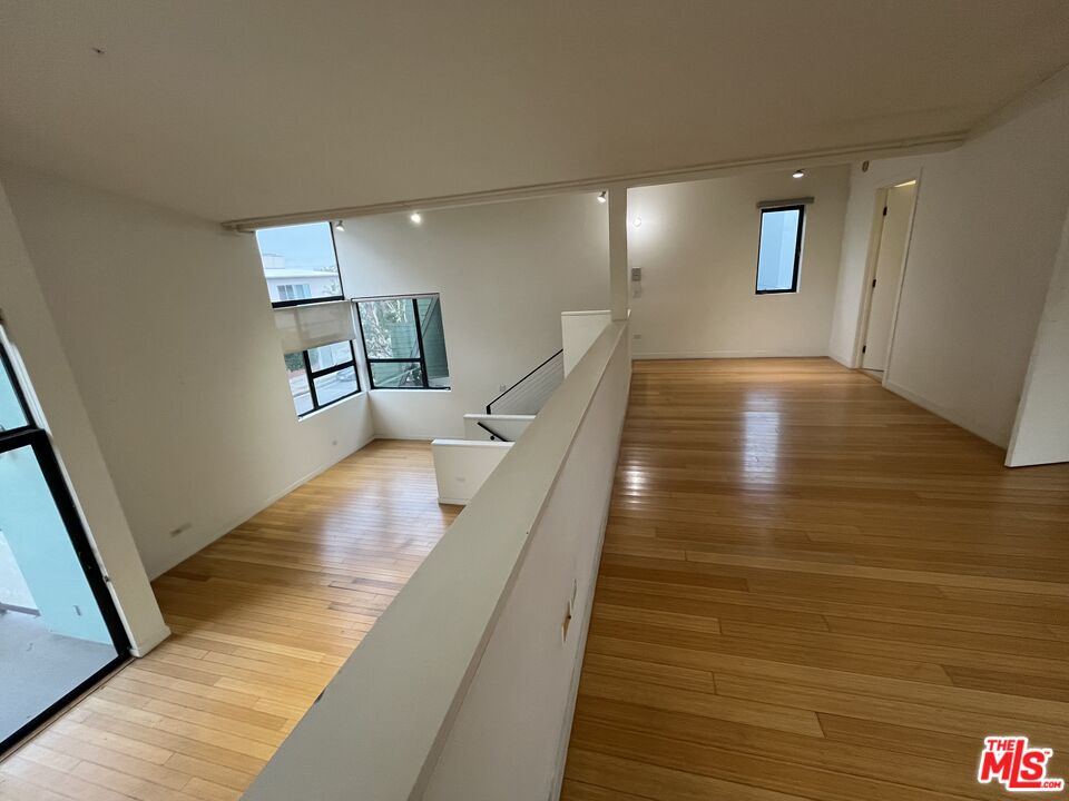 320 Indiana Avenue, Unit A Venice, CA 90291 - Photo 22 of 24 a view of an entryway