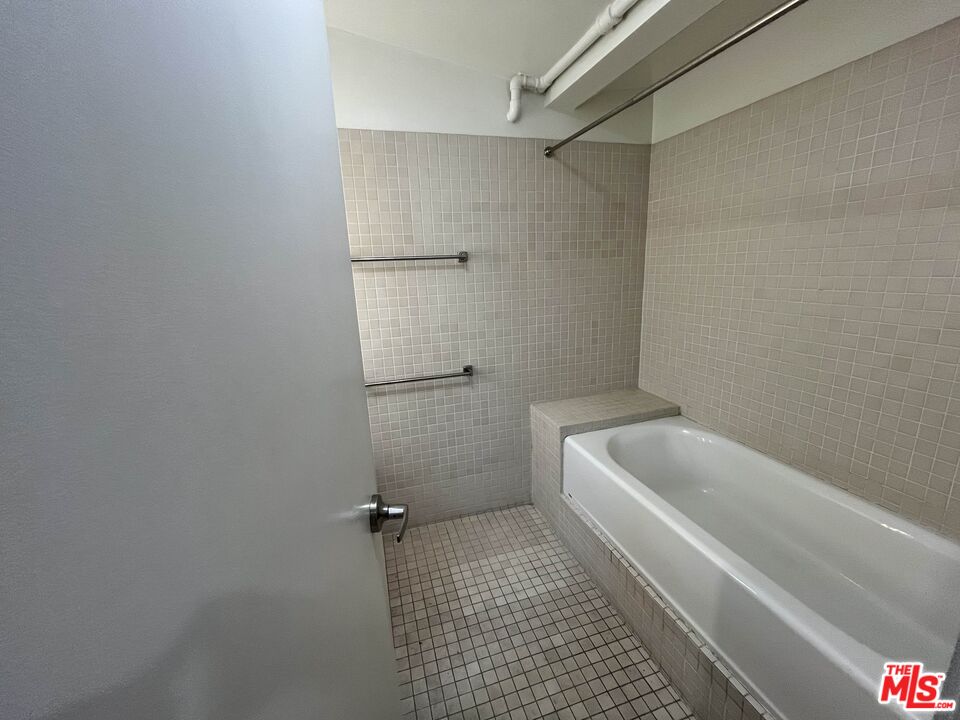 320 Indiana Avenue, Unit A Venice, CA 90291 - Photo 23 of 24 a bathroom with a bathtub and shower
