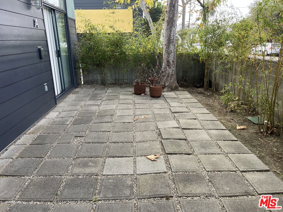 320 Indiana Avenue, Unit A Venice, CA 90291 - Photo 4 of 24 a view of a backyard