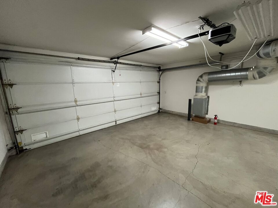 320 Indiana Avenue, Unit A Venice, CA 90291 - Photo 8 of 24 a view of a garage