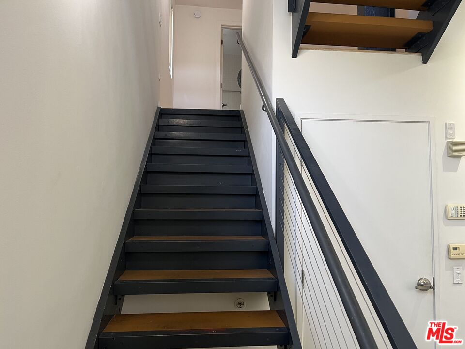 320 Indiana Avenue, Unit A Venice, CA 90291 - Photo 10 of 24 a view of entryway