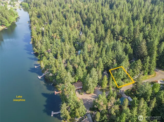 an aerial view of a house with yard swimming pool and outdoor seating