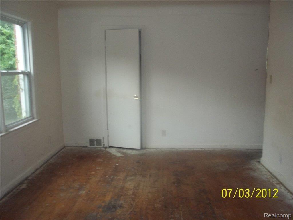 14868 Rutherford Street Detroit, MI 48227 - Photo 9 of 12 100_2198.JPG