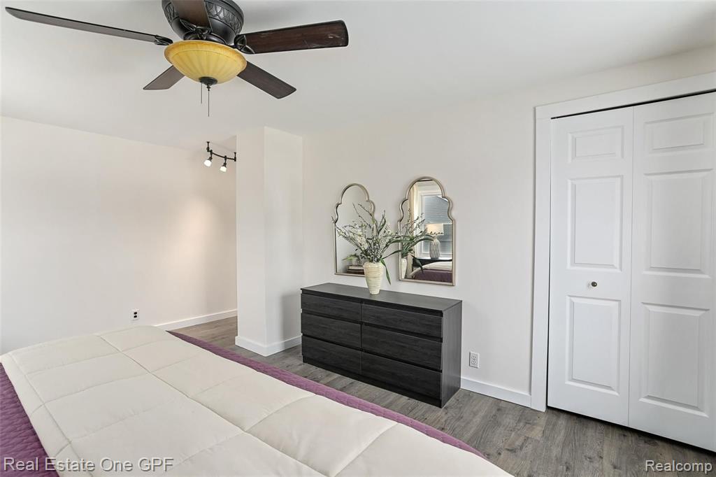 1094 Roslyn Road Grosse Pointe Woods, MI 48236 - Photo 20 of 41