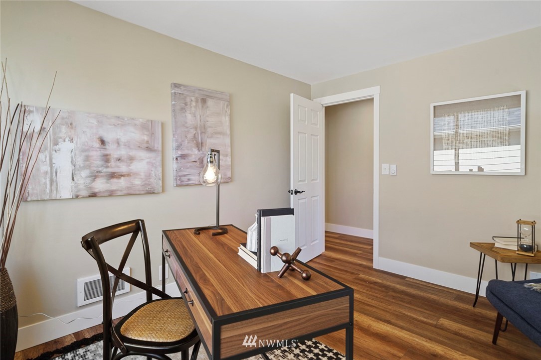 3802 Northeast 19th Street Renton, WA 98056 - Photo 12 of 36