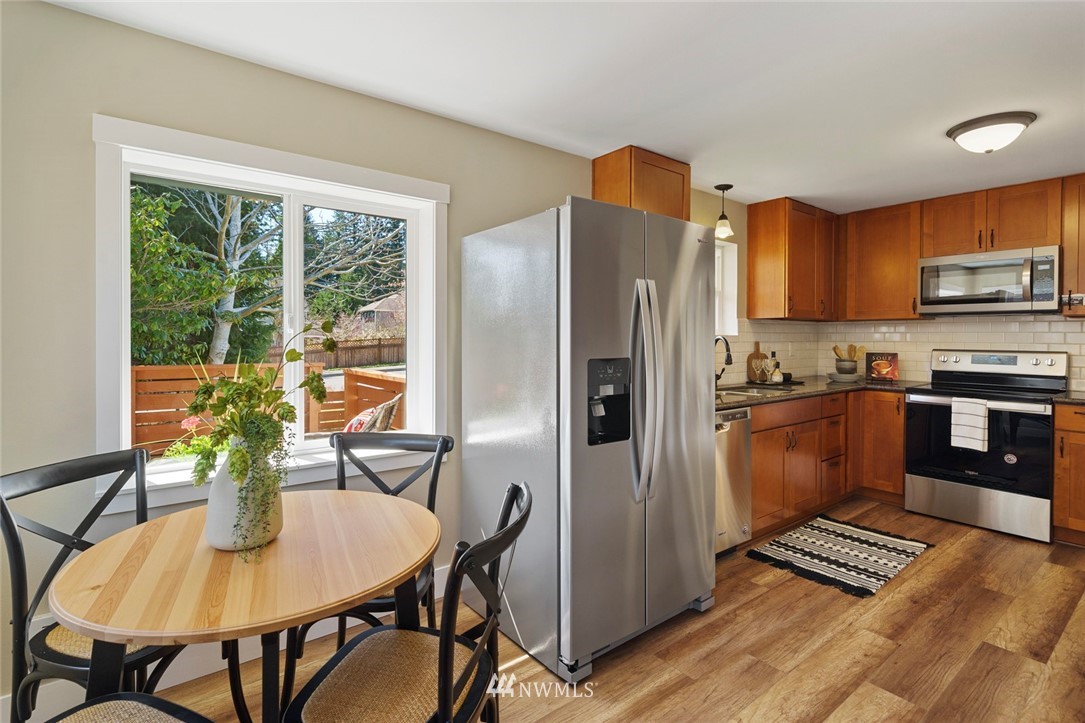 3802 Northeast 19th Street Renton, WA 98056 - Photo 5 of 36