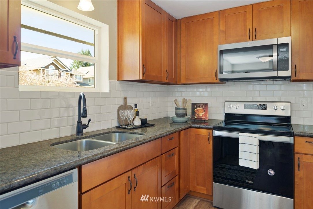 3802 Northeast 19th Street Renton, WA 98056 - Photo 8 of 36