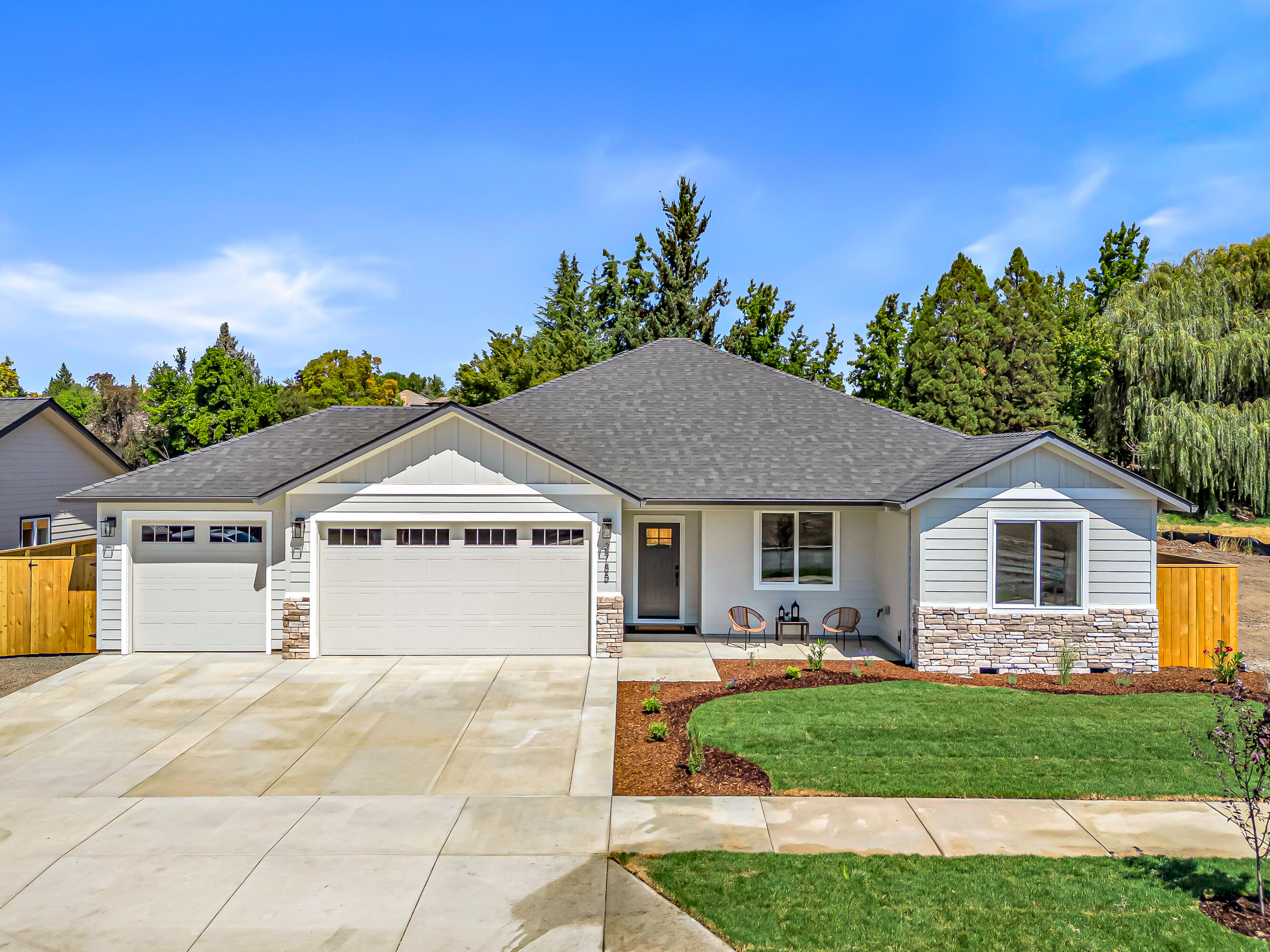 2785 Roberts Road Medford, OR 97504 - Photo 1 of 34 DJI_20250818133755_0061_D