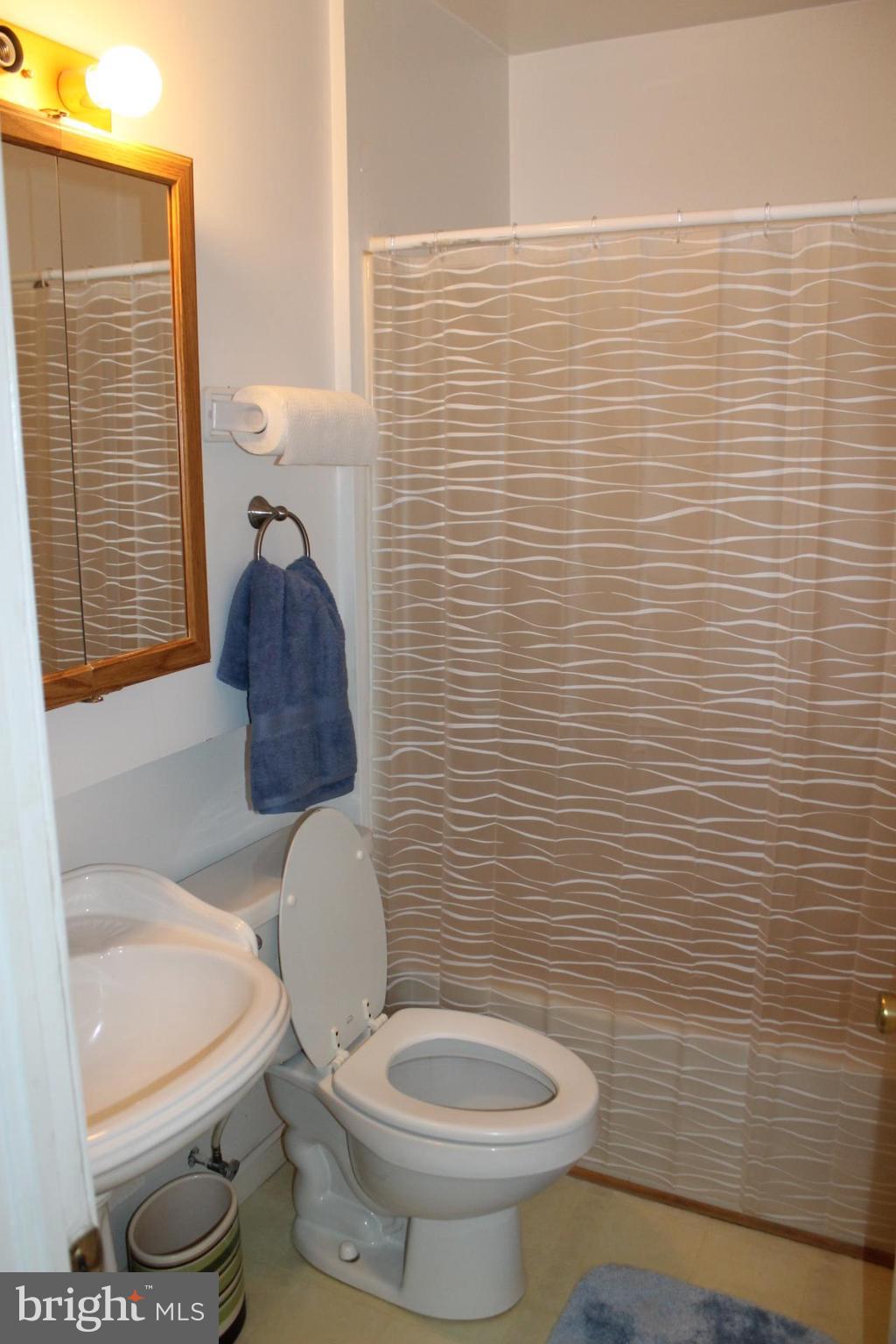 708 South Camp Meade Road Linthicum, MD 21090 - Photo 14 of 24 Bath