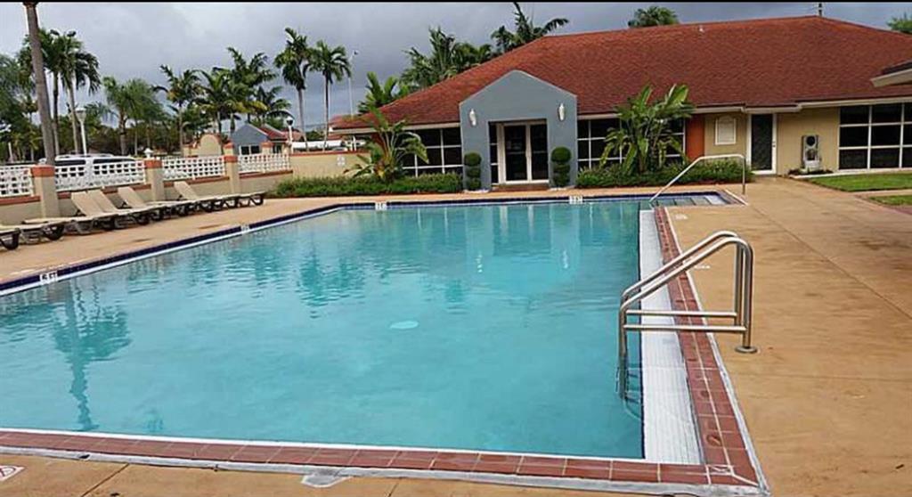 18840 Northwest 57th Avenue, Unit 302 Hialeah, FL 33015 - Photo 4 of 6