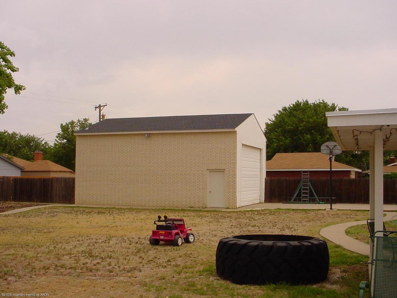 Workshop / garage (25' x 34')