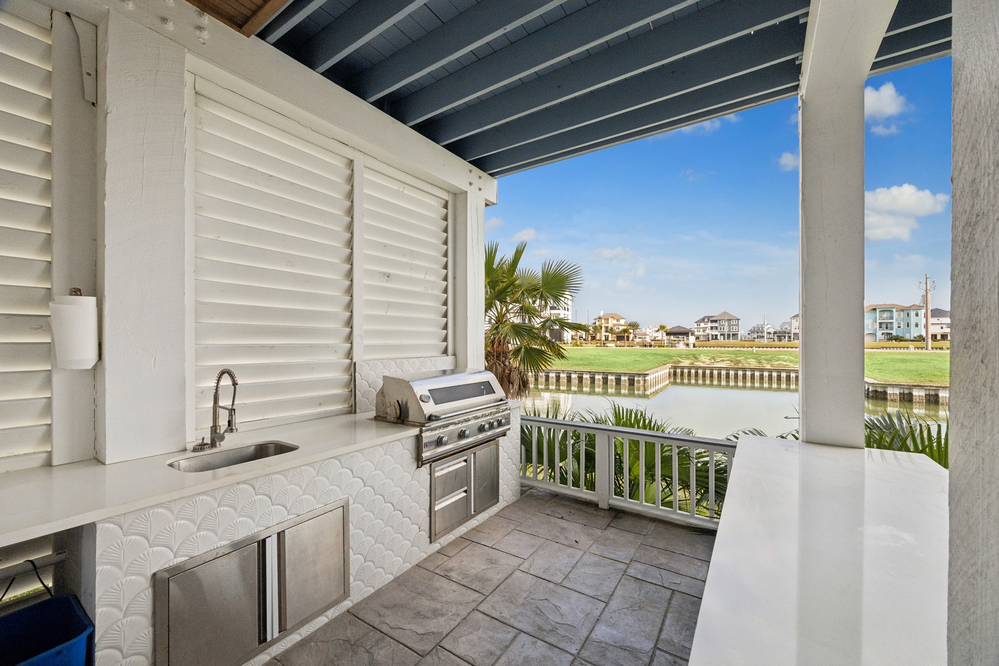 5 Loggerhead Hitchcock, TX 77563 - Photo 44 of 50 a view of a balcony with furniture