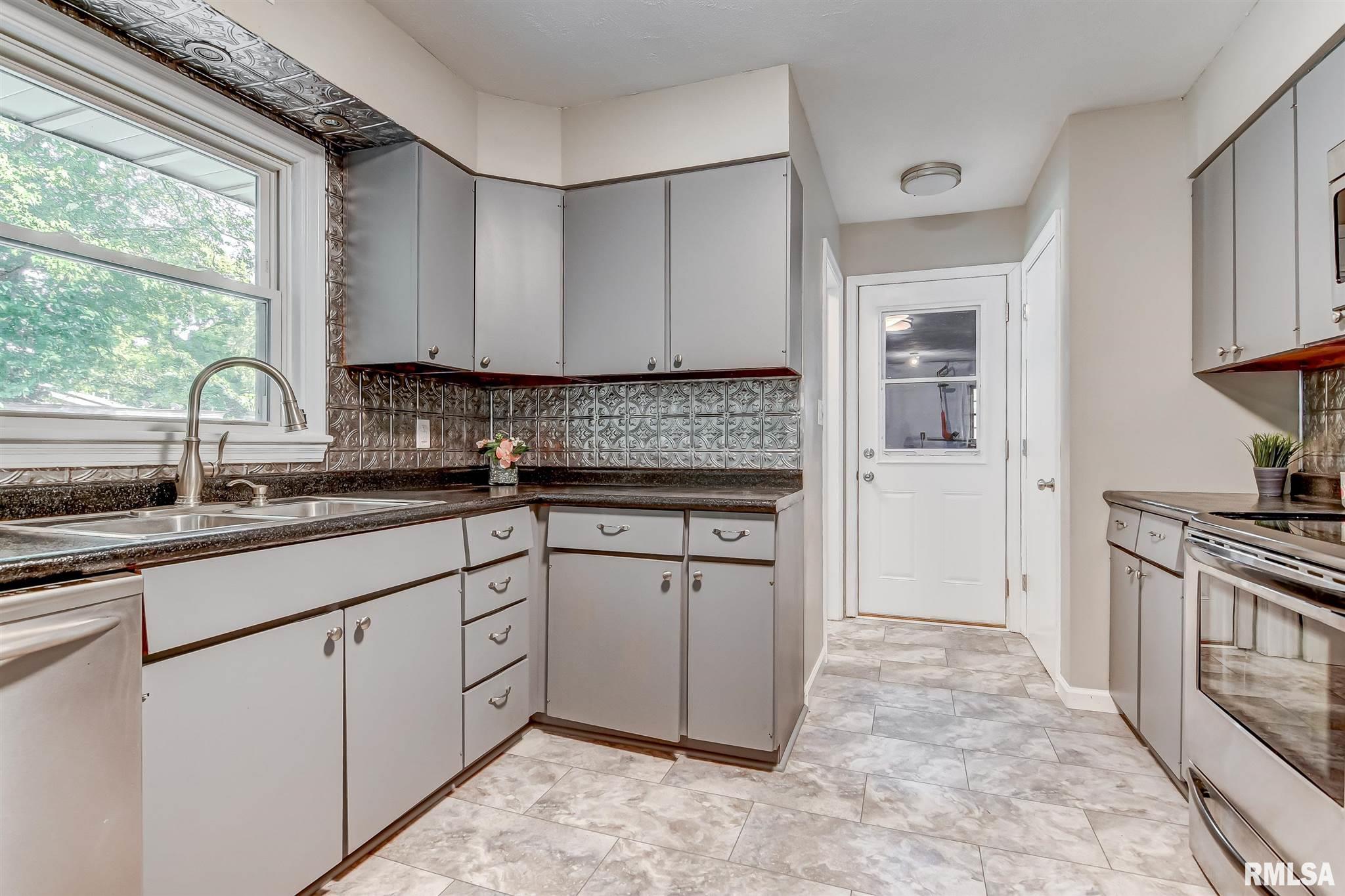 30 Robinhood Lane Springfield, IL 62704 - Photo 8 of 28