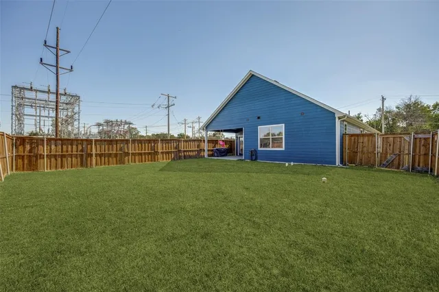 a view of a house with a backyard
