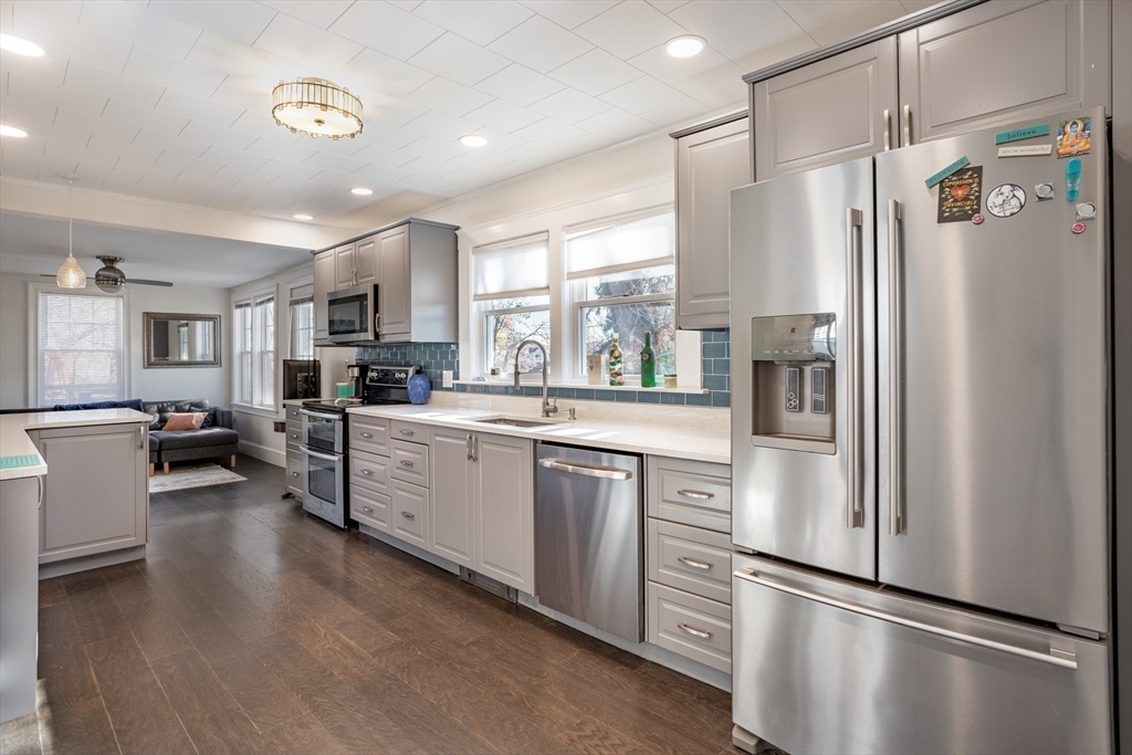 28 Robinwood Road Dedham, MA 02026 - Photo 3 of 34 Gallery Image 3