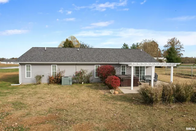 $279,900 | 21 Brookside Lane, De Soto, IL 62924