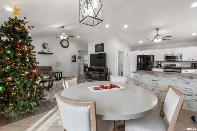 $279,900 | 21 Brookside Lane, De Soto, IL 62924