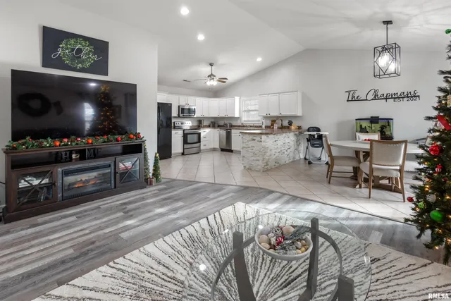 $279,900 | 21 Brookside Lane, De Soto, IL 62924