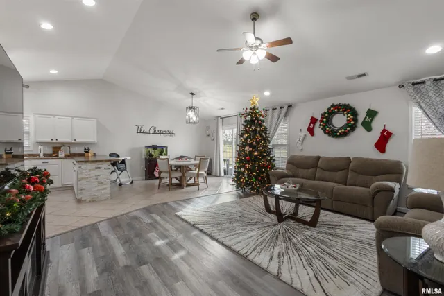 $279,900 | 21 Brookside Lane, De Soto, IL 62924