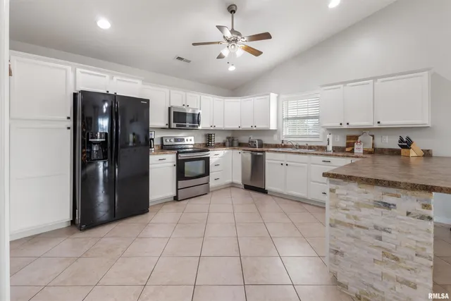 $279,900 | 21 Brookside Lane, De Soto, IL 62924