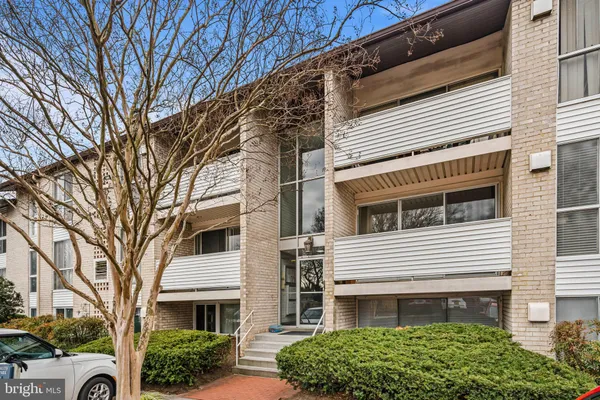 $240,000 | 5606 Bloomfield Drive, Unit 104, Alexandria, VA 22312