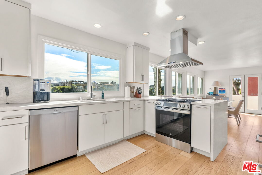 29 Lighthouse Street, Unit 2 Marina del Rey, CA 90292 - Photo 19 of 46