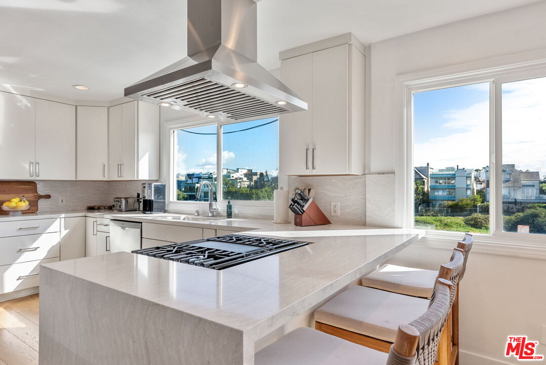 29 Lighthouse Street, Unit 2 Marina del Rey, CA 90292 - Photo 2 of 46