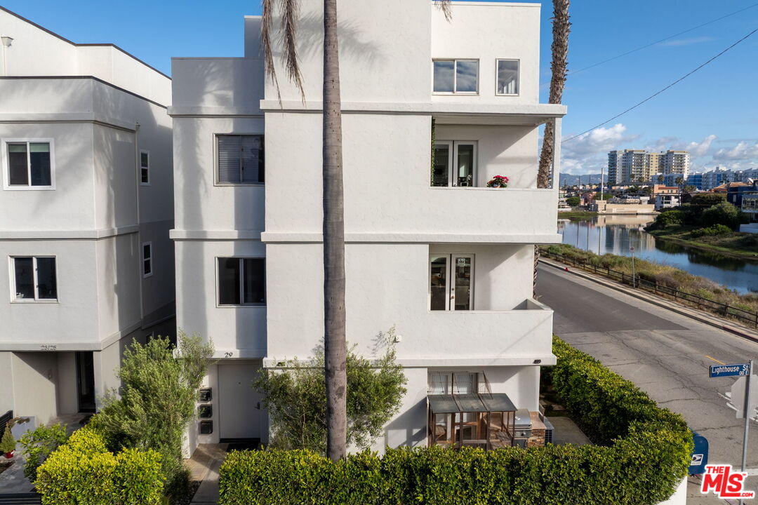 29 Lighthouse Street, Unit 2 Marina del Rey, CA 90292 - Photo 5 of 46