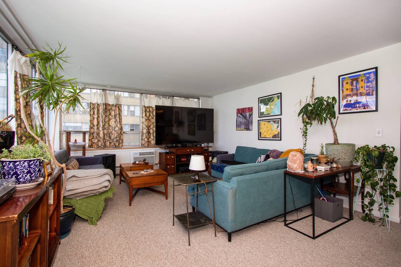 6171 North Sheridan Road, Unit 1112 Chicago, IL 60660 - Photo 2 of 16 a living room with furniture and a flat screen tv