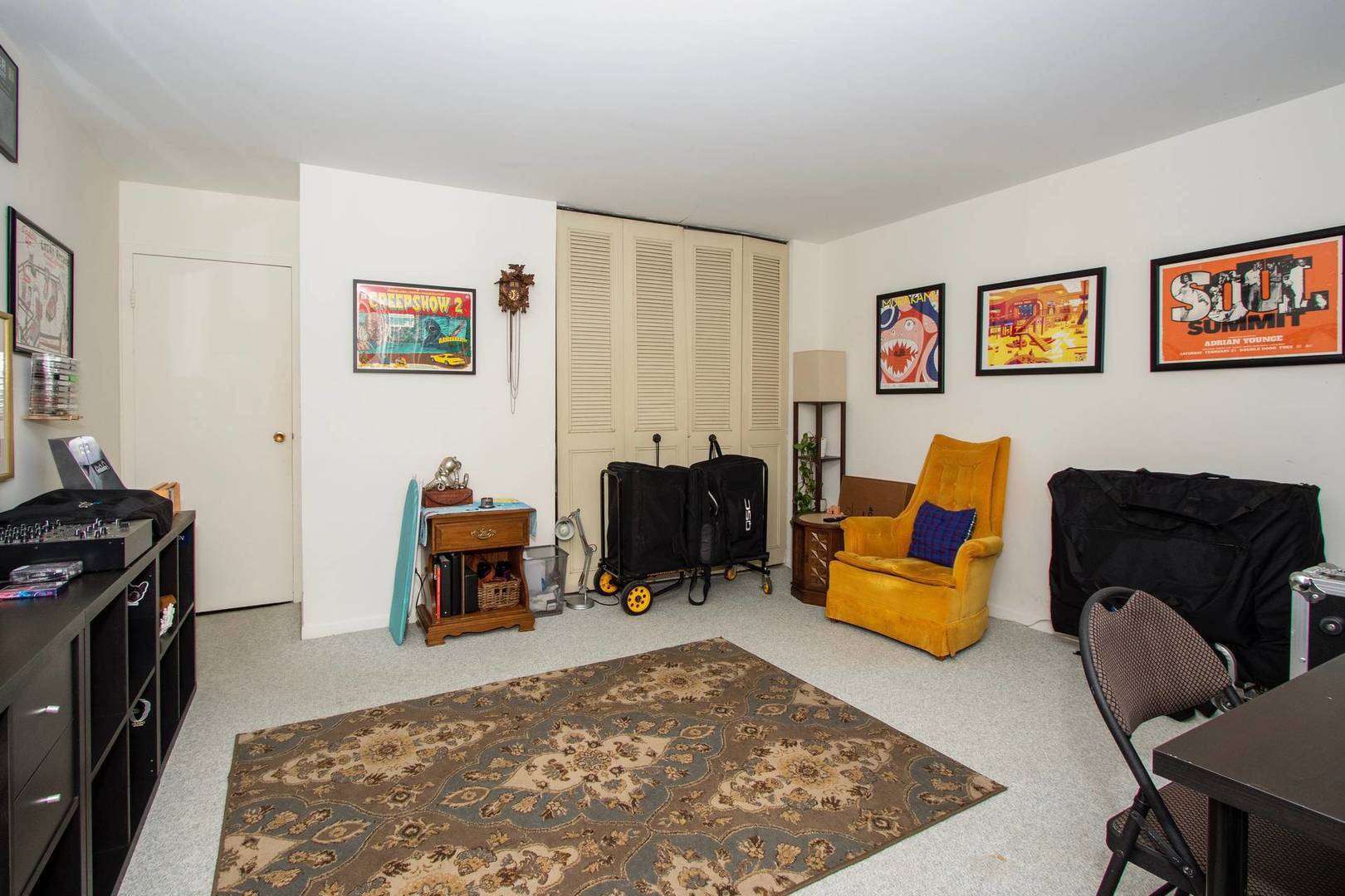 6171 North Sheridan Road, Unit 1112 Chicago, IL 60660 - Photo 13 of 16 a living room with furniture rug and a window