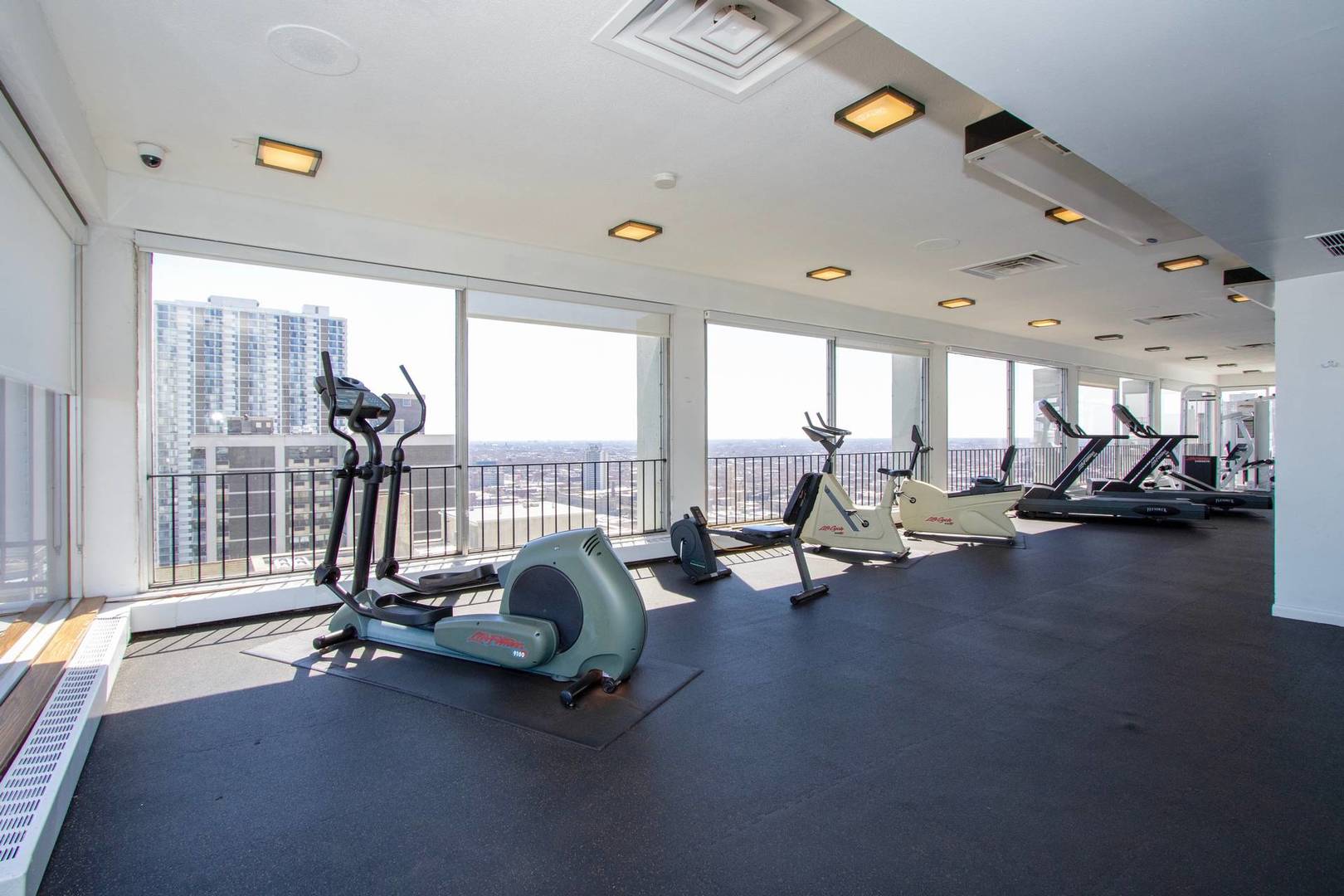 6171 North Sheridan Road, Unit 1112 Chicago, IL 60660 - Photo 15 of 16 a view of a room with gym equipment