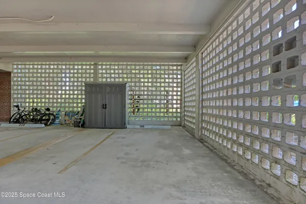 a view of entryway with a door