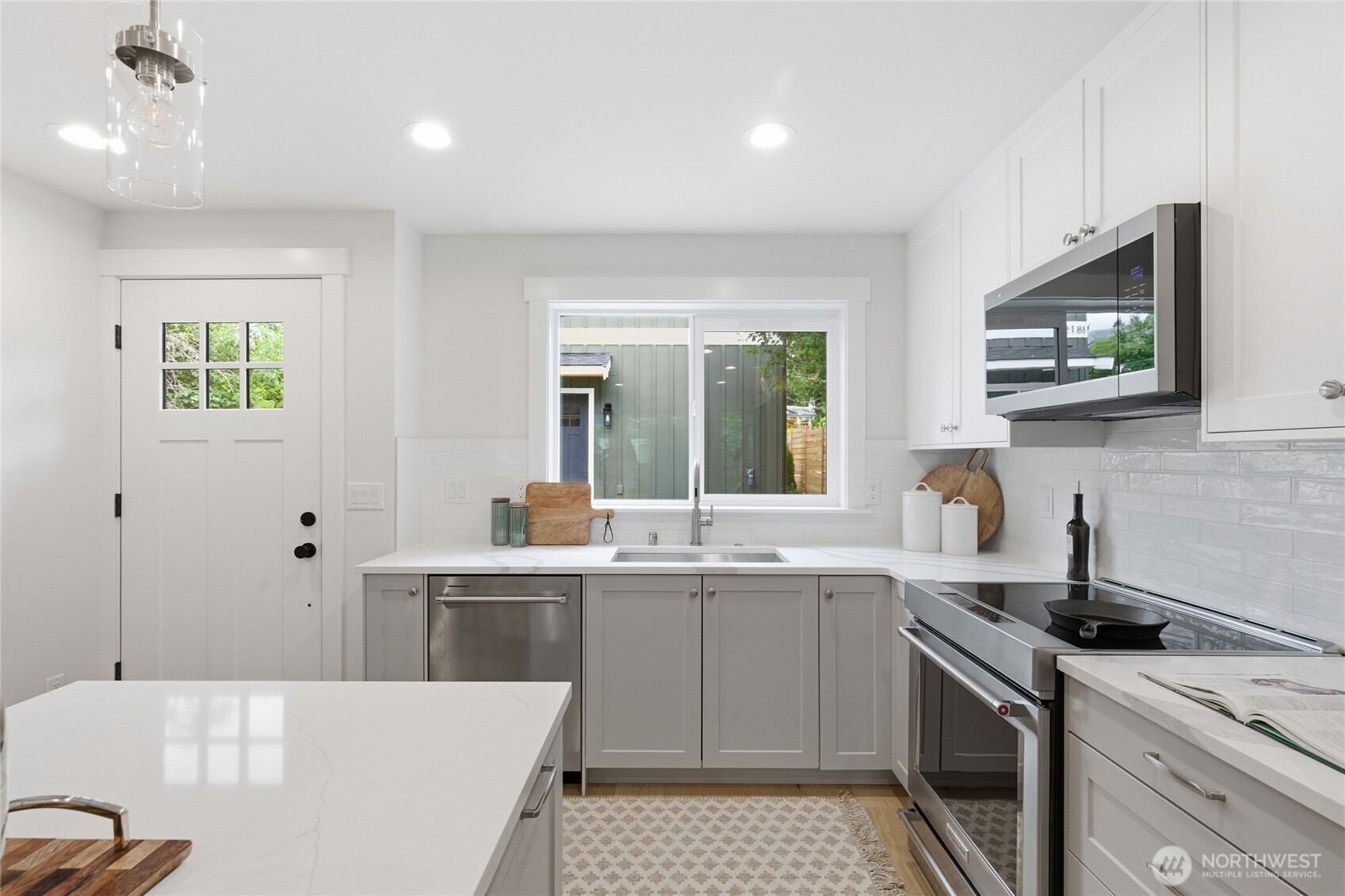 8817 Densmore Avenue North Seattle, WA 98103 - Photo 5 of 26
