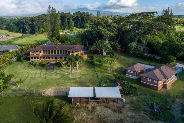 a view of a house with backyard