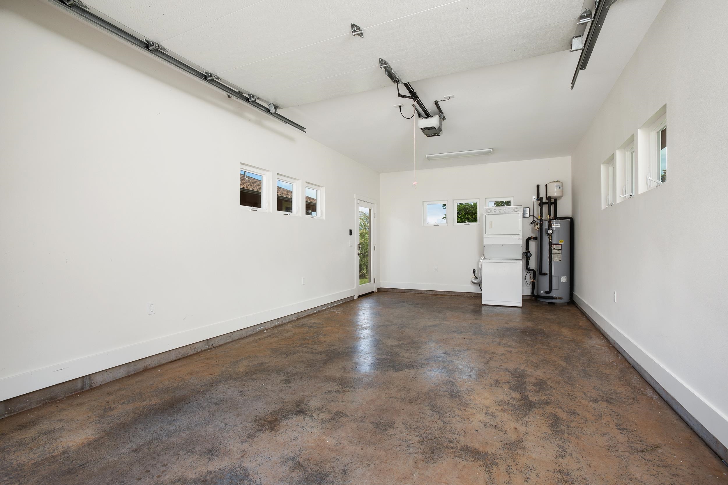 785 West Kuiaha Road Haiku, HI 96708 - Photo 47 of 49 a view of empty room with windows
