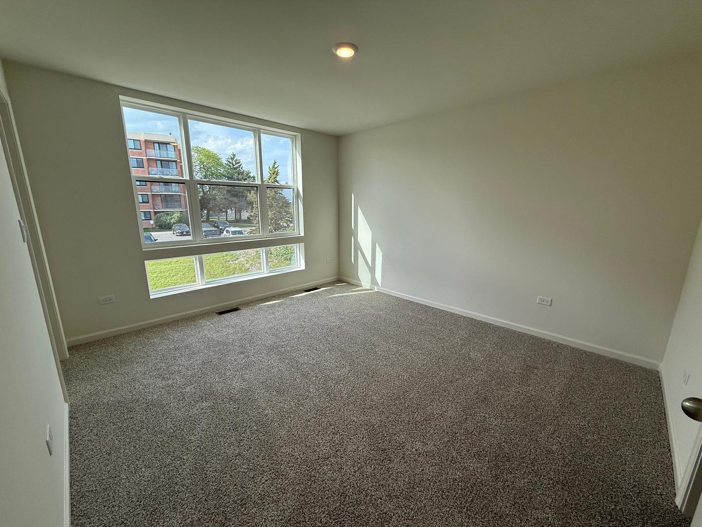 347 Summit Circle Lombard, IL 60148 - Photo 7 of 18 an empty room with large window