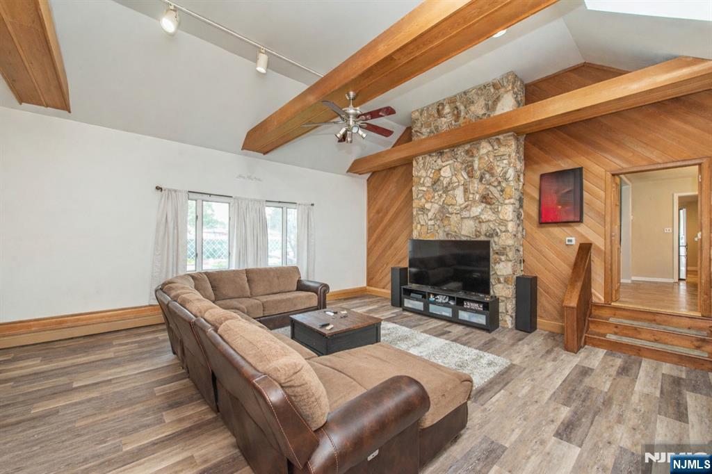 84 Locust Avenue Wallington, NJ 07057 - Photo 4 of 32