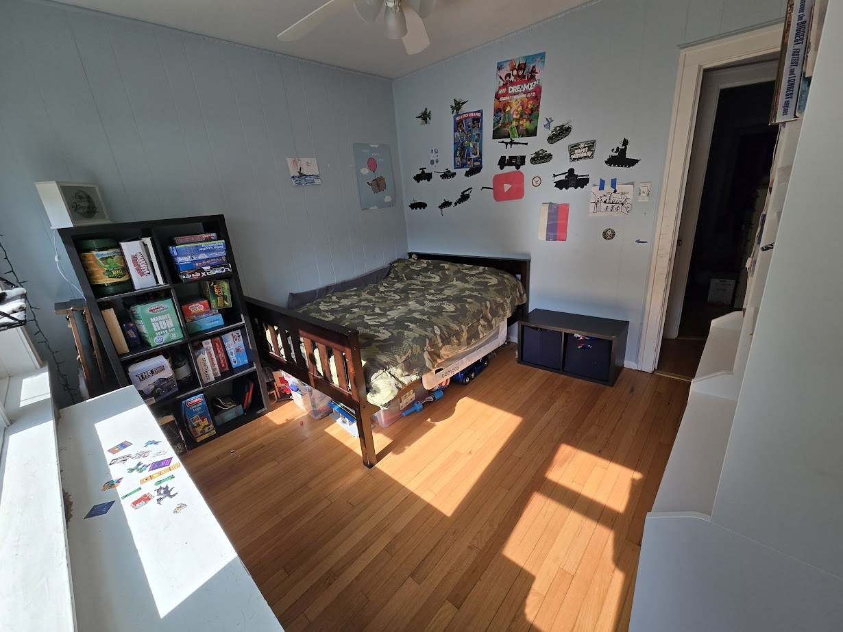 5910 North Campbell Avenue Chicago, IL 60659 - Photo 13 of 14 a living room with furniture and a book shelf